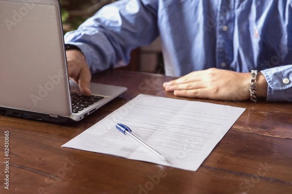 Obraz contratto di lavoro con datore nell'ufficio e notebook