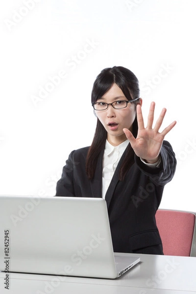 Fototapeta ビジネスウーマン　ノートパソコンで仕事