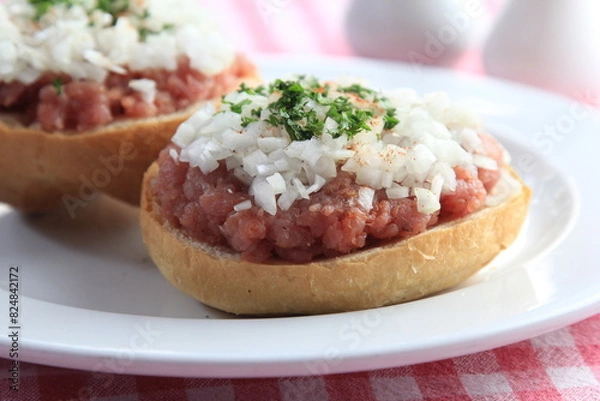 Obraz mettbrötchen with onions on wooden table