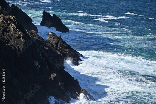 Fototapeta waves crashing on rocks