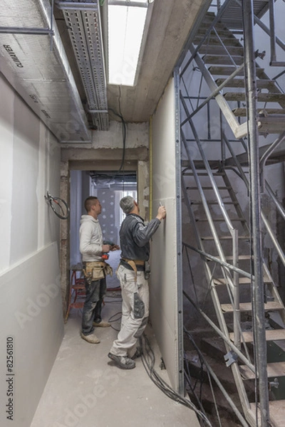 Obraz Plaquiste posant des panneaux