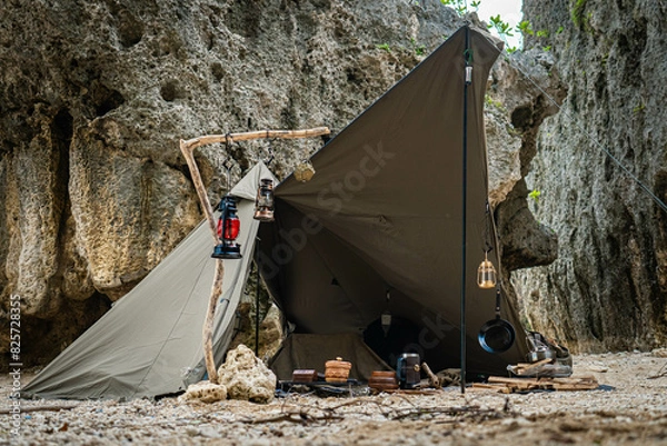 Obraz ソロキャンプ 無骨 野営 ティピーテント 一人キャンプ カッコいい 岩場 冒険