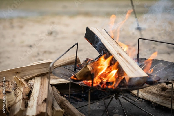 Obraz 焚火 焚火キャンプ 自然の中で野営 燃える炎 焚火台 ソロキャンプ