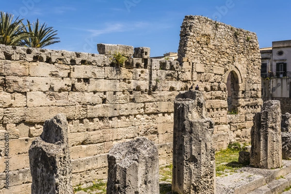 Fototapeta Ruins of the ancient greek doric temple of Apollo in Siracusa