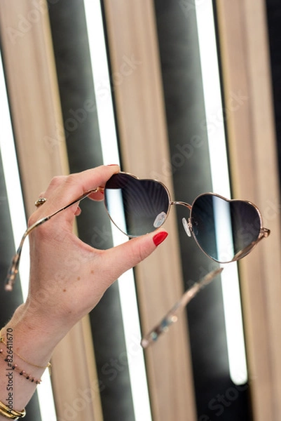 Obraz Paire de lunettes de soleil en forme de coeur