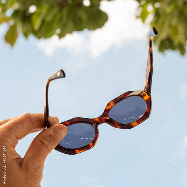 Obraz Paire de lunettes de soleil pour femme devant un ciel bleu