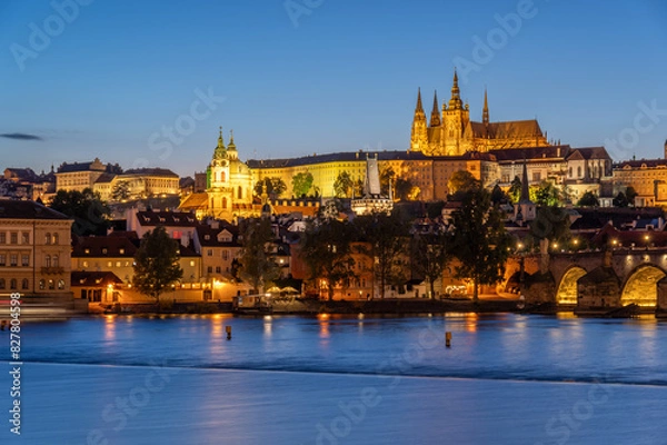 Fototapeta Charles bridge (Karlův most) and Hradcany castle hill over Vltava in the night, Prague, Czech Republic