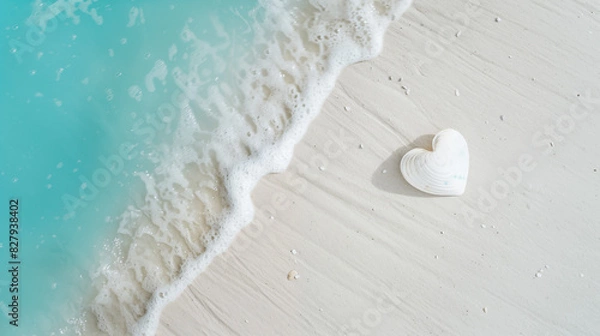 Obraz  heart seashell in the white sand with the turquoise sea and soft waves in background - travel concept