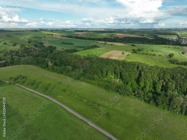 Fototapeta defaultDie Felder von Rheinland-Pfalz an einem sonnigen Sommertag in der nähe einer Stadt