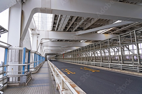 Obraz 橋の中の直線道路