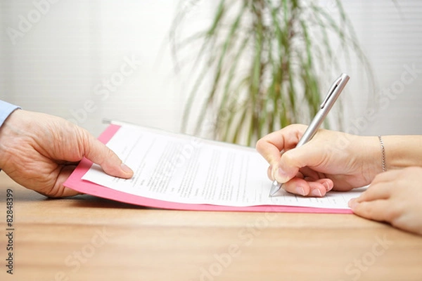 Fototapeta szef daje pracownikowi umowę o zwolnienie do podpisania