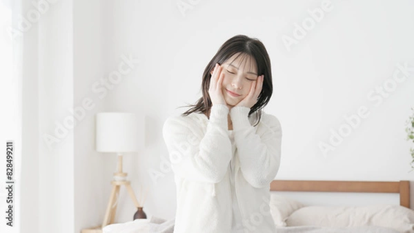 Fototapeta 朝、スキンケアをする女性