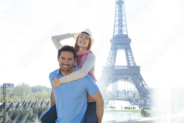 Fototapeta Couple visiting Paris