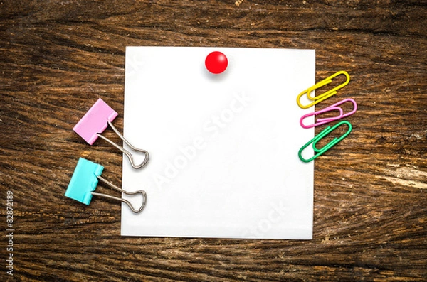 Fototapeta Paper note with clip on wooden table