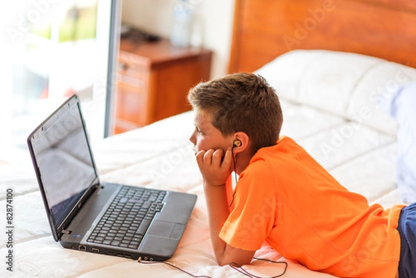 Obraz child playing computer 2