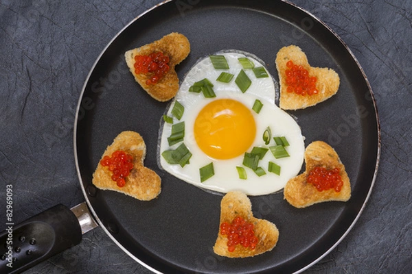 Obraz Яичница в форме сердца и гренки с икрой на сковороде