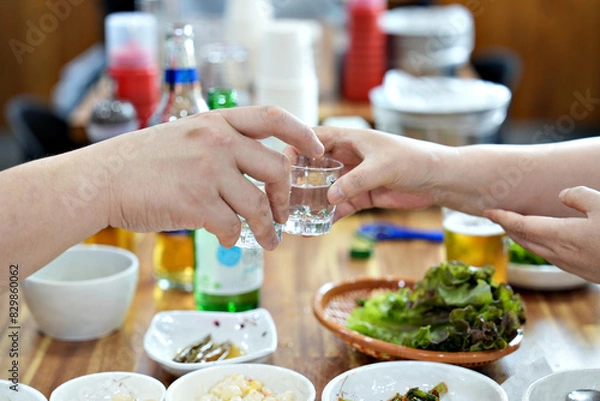 Fototapeta 소주 잔 건배 모습