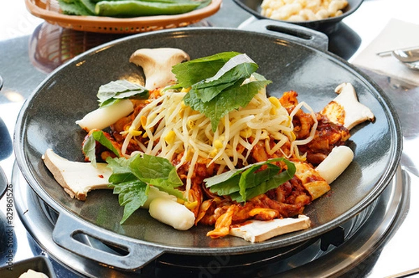 Obraz 콩나물 쭈꾸미 볶음을 조리하는 모습