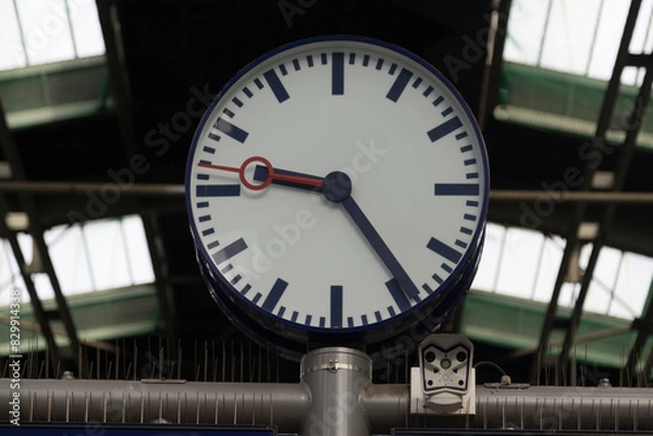 Obraz Bahnhofsuhr auf dem Bahnsteig