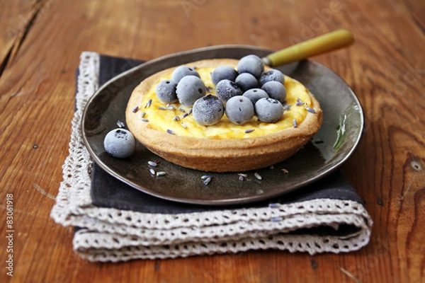 Fototapeta reistörtchen mit blaubeeren und lavendel