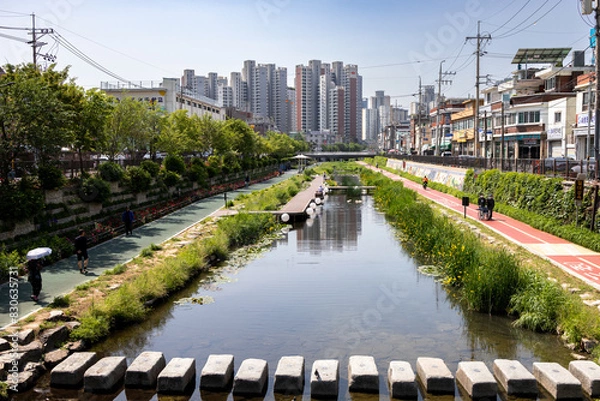 Fototapeta Street scene along Cheonggyecheon in Seoul, Korea