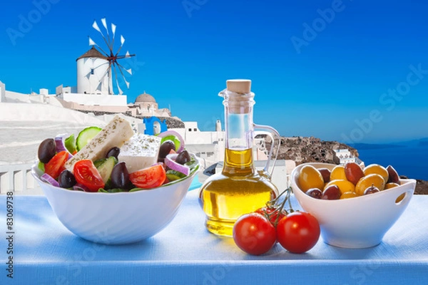 Obraz Grecka sałatka przeciwko wiatrakowi na wyspie Santorini, Grecja