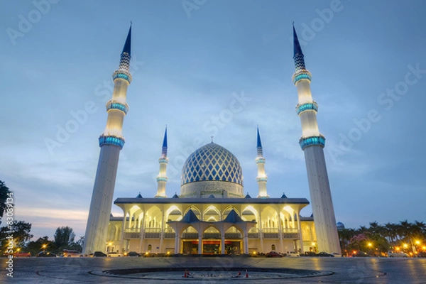 Obraz Sunrise at The beautiful Sultan Salahuddin Abdul Aziz Shah Mosque, located at Shah Alam, Selangor, Malaysia.