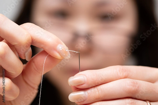 Obraz 針に糸を通す女性