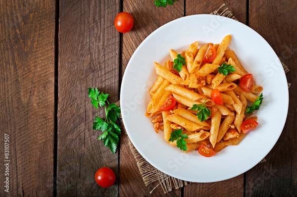 Fototapeta Makaron penne w sosie pomidorowym z kurczakiem, pomidorami