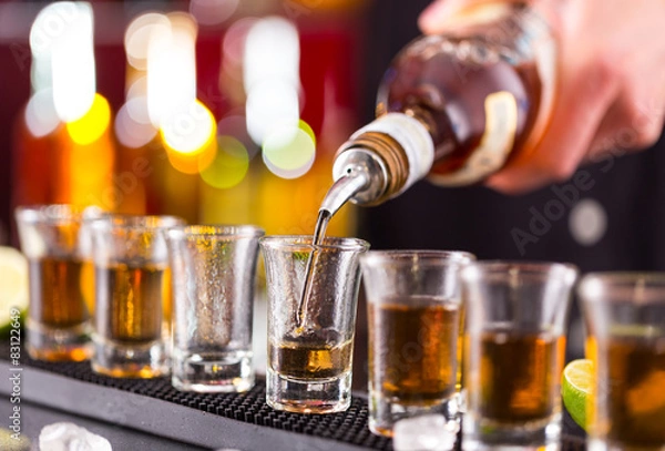 Obraz Barman wlewa twardy duch do okularów