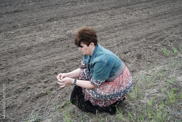 Fototapeta женщина на поле