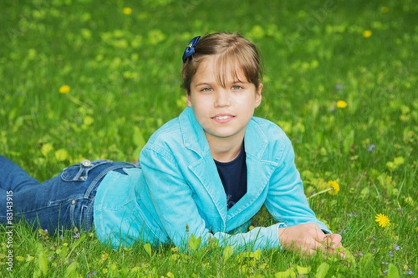 Obraz Девочка на газоне