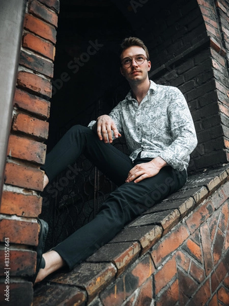 Obraz Młody mężczyzna na eleganckiej sesji zdjęciowej w postprzemysłowej części Katowic - Nikiszowcu