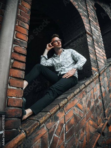 Obraz Młody mężczyzna na eleganckiej sesji zdjęciowej w postprzemysłowej części Katowic - Nikiszowcu