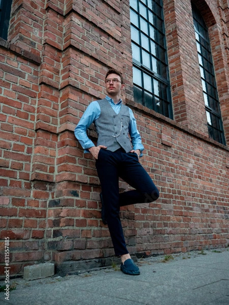 Obraz Młody mężczyzna na eleganckiej sesji zdjęciowej w postprzemysłowej części Katowic - Nikiszowcu