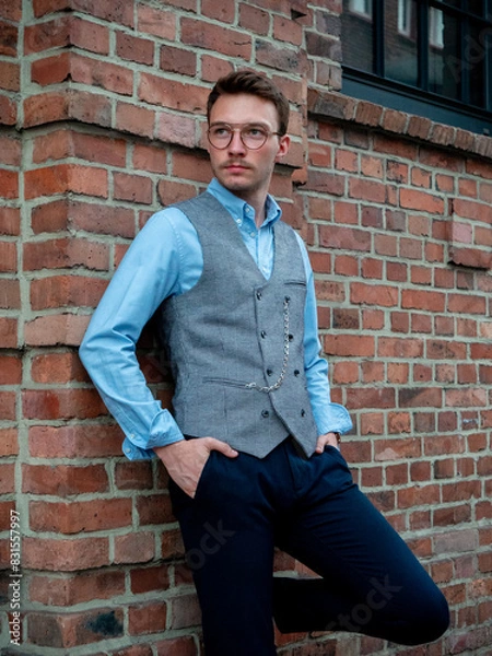 Obraz Młody mężczyzna na eleganckiej sesji zdjęciowej w postprzemysłowej części Katowic - Nikiszowcu