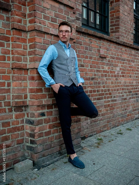 Obraz Młody mężczyzna na eleganckiej sesji zdjęciowej w postprzemysłowej części Katowic - Nikiszowcu