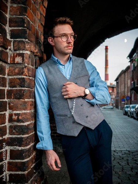 Obraz Młody mężczyzna na eleganckiej sesji zdjęciowej w postprzemysłowej części Katowic - Nikiszowcu