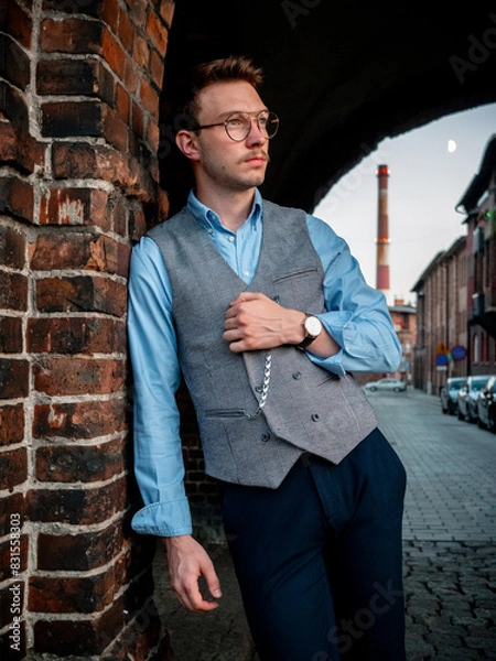 Obraz Młody mężczyzna na eleganckiej sesji zdjęciowej w postprzemysłowej części Katowic - Nikiszowcu