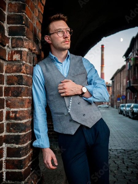 Obraz Młody mężczyzna na eleganckiej sesji zdjęciowej w postprzemysłowej części Katowic - Nikiszowcu