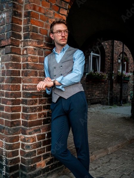 Obraz Młody mężczyzna na eleganckiej sesji zdjęciowej w postprzemysłowej części Katowic - Nikiszowcu