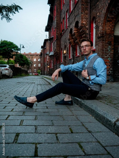 Obraz Młody mężczyzna na eleganckiej sesji zdjęciowej w postprzemysłowej części Katowic - Nikiszowcu