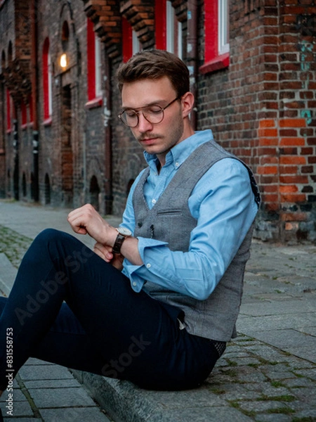 Obraz Młody mężczyzna na eleganckiej sesji zdjęciowej w postprzemysłowej części Katowic - Nikiszowcu