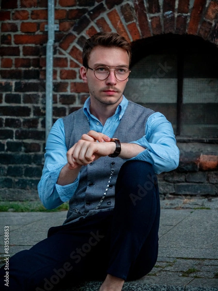 Obraz Młody mężczyzna na eleganckiej sesji zdjęciowej w postprzemysłowej części Katowic - Nikiszowcu