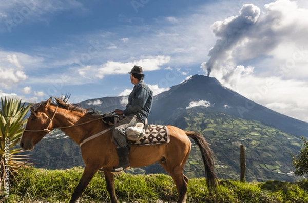 Fototapeta Nie do poznania rolnik na koniu przed wulkanem Tungurahua