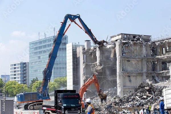 Fototapeta ビルの解体現場とアーム機（国立競技場）