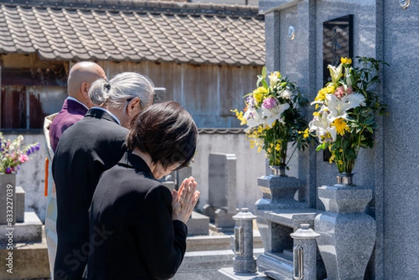 Obraz 永代供養墓の前でお祈り