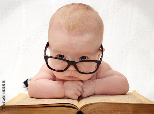 Fototapeta zbliżenie urocze dziecko w okularach