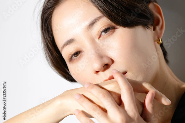 Fototapeta 光と影のある女性のポートレート