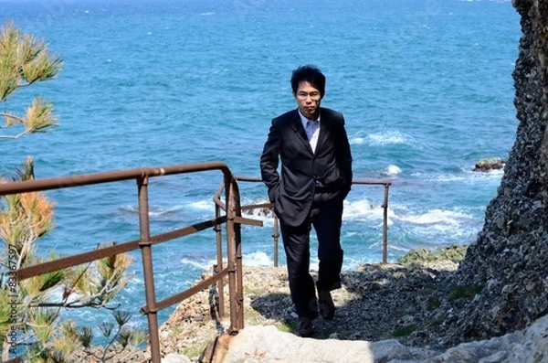 Fototapeta 海を眺める男